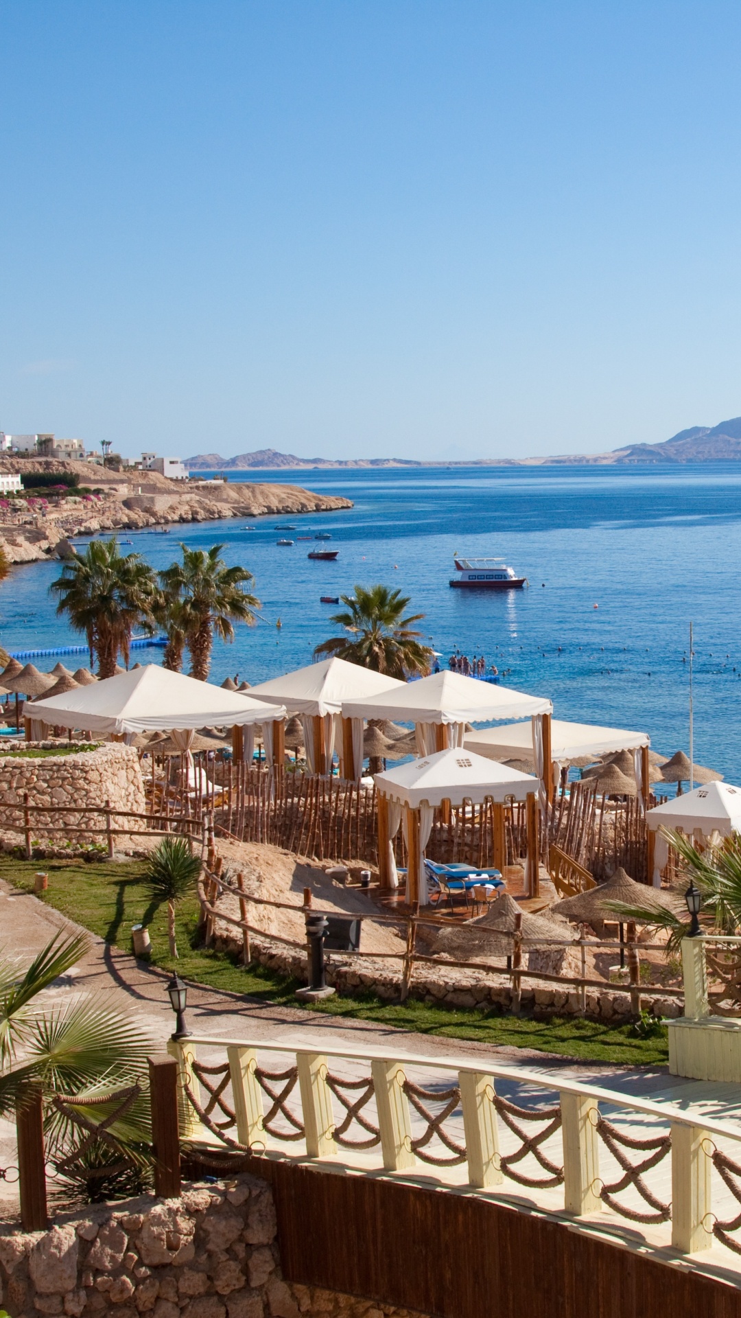 Bâtiment en Béton Blanc et Marron Près D'un Plan D'eau Pendant la Journée. Wallpaper in 1080x1920 Resolution