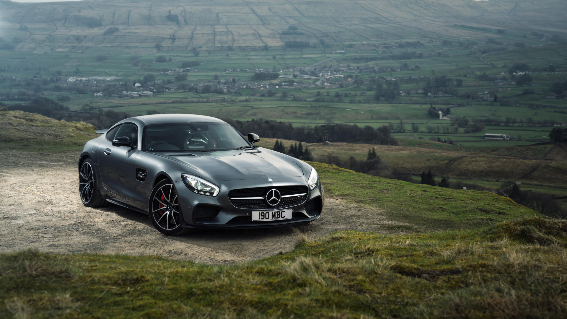 Mercedes Benz Coupé Noir Sur Terrain D'herbe Verte Pendant la Journée. Wallpaper in 1920x1080 Resolution