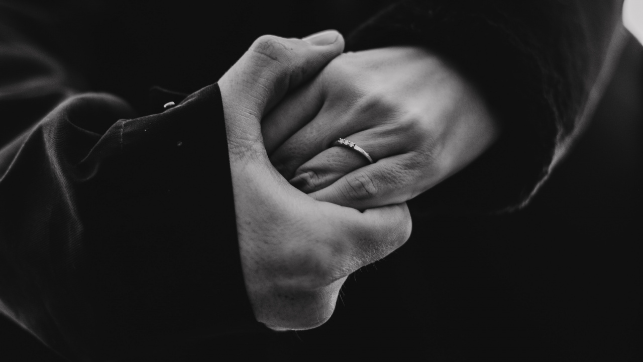 Foto en Escala de Grises de la Persona Que se Toma de la Mano. Wallpaper in 1280x720 Resolution