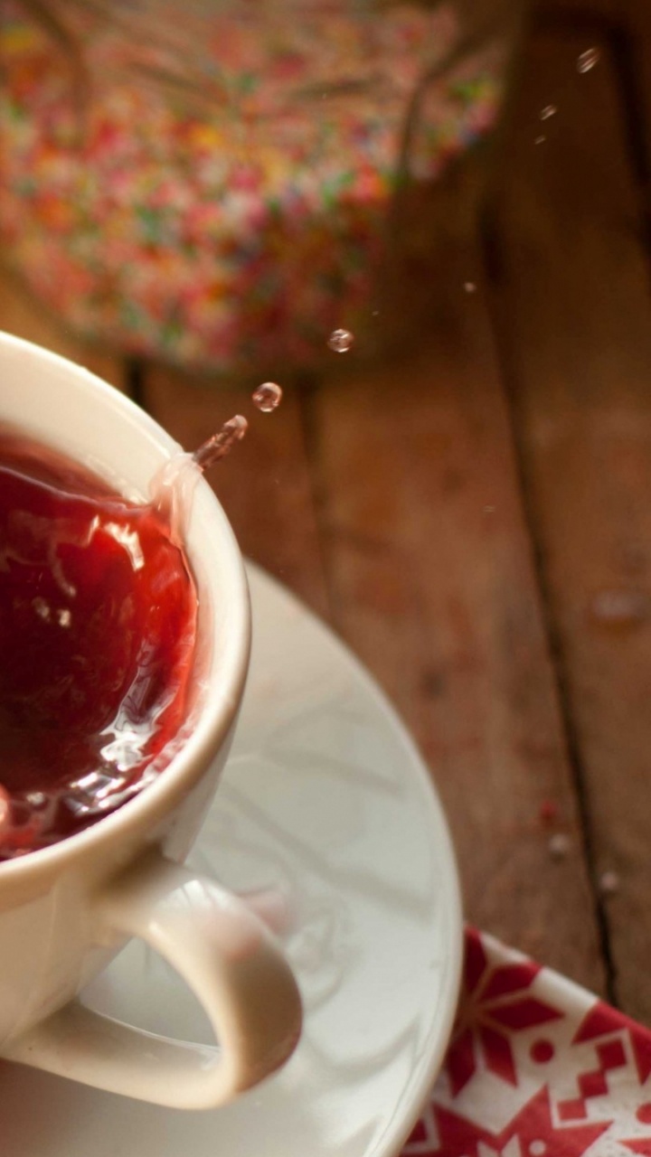 Teetasse Aus Weißer Keramik Mit Roter Flüssigkeit. Wallpaper in 720x1280 Resolution