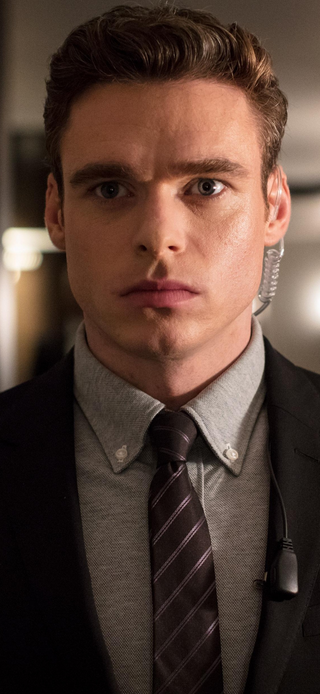 Homme en Veste de Costume Noir Debout à Côté de Femme en Blazer Noir. Wallpaper in 1125x2436 Resolution