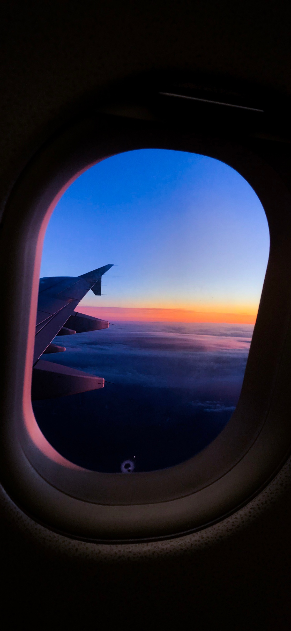 Flugzeugfenster Mit Blick Auf Weiße Wolken Tagsüber. Wallpaper in 1125x2436 Resolution
