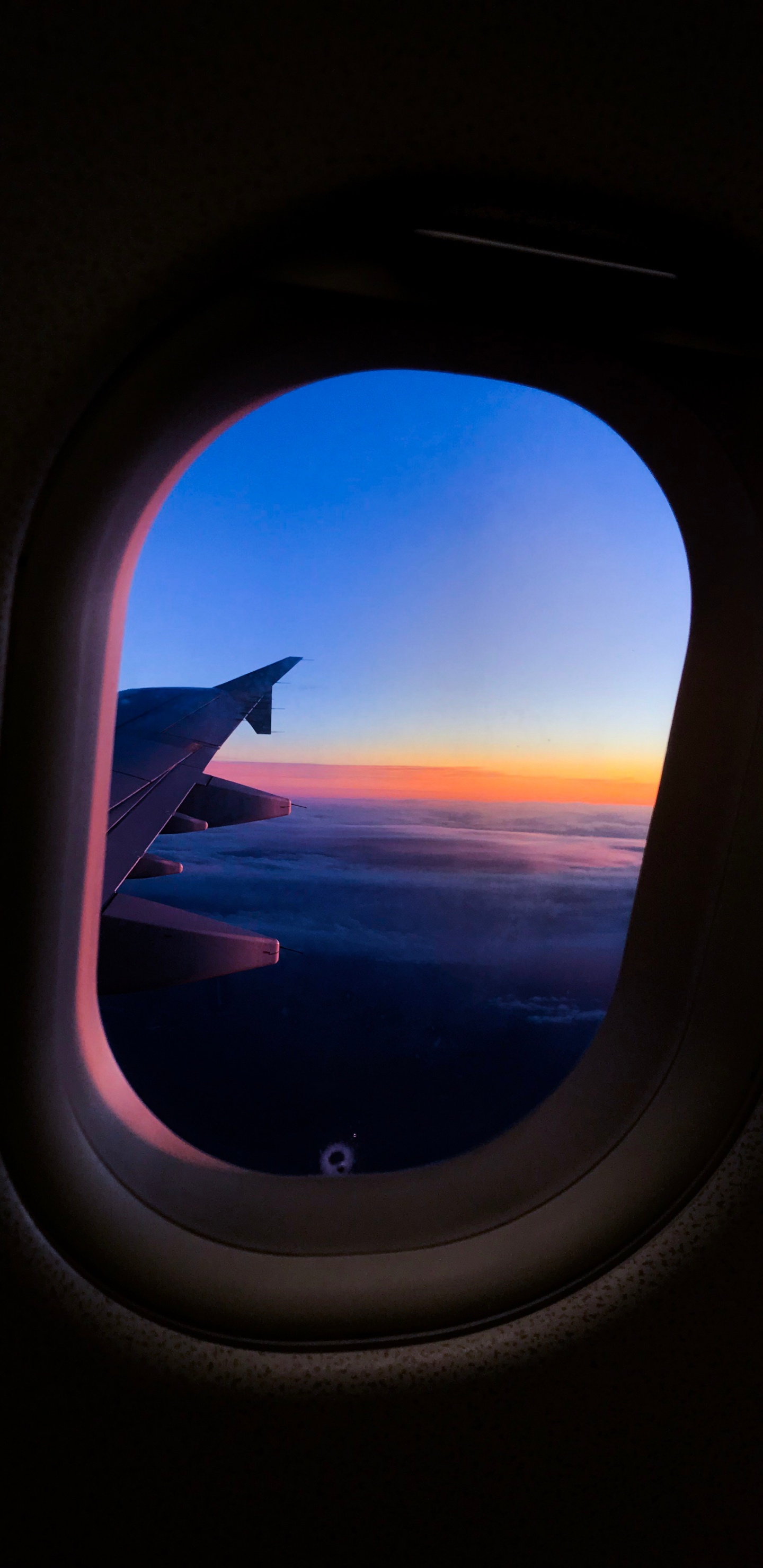 Flugzeugfenster Mit Blick Auf Weiße Wolken Tagsüber. Wallpaper in 1440x2960 Resolution
