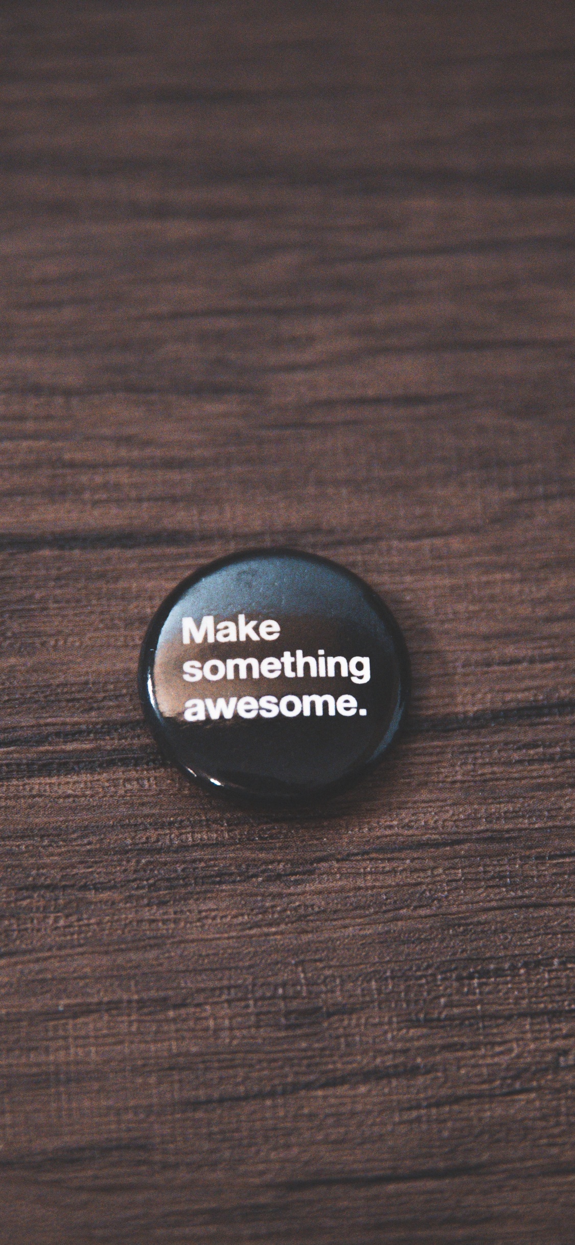 Tapa de Plástico Redonda Negra Sobre Mesa de Madera Marrón. Wallpaper in 1125x2436 Resolution