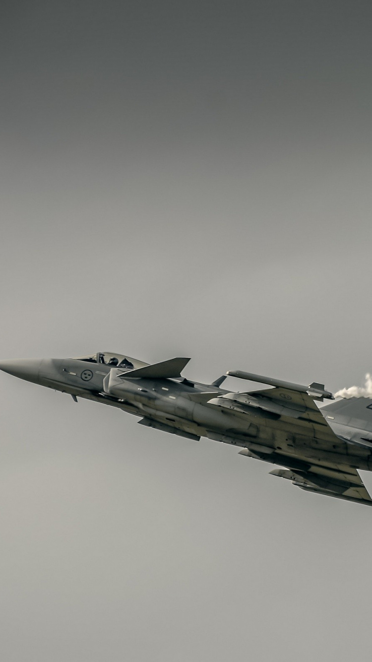 Grauer Kampfjet Fliegt in Den Himmel. Wallpaper in 750x1334 Resolution