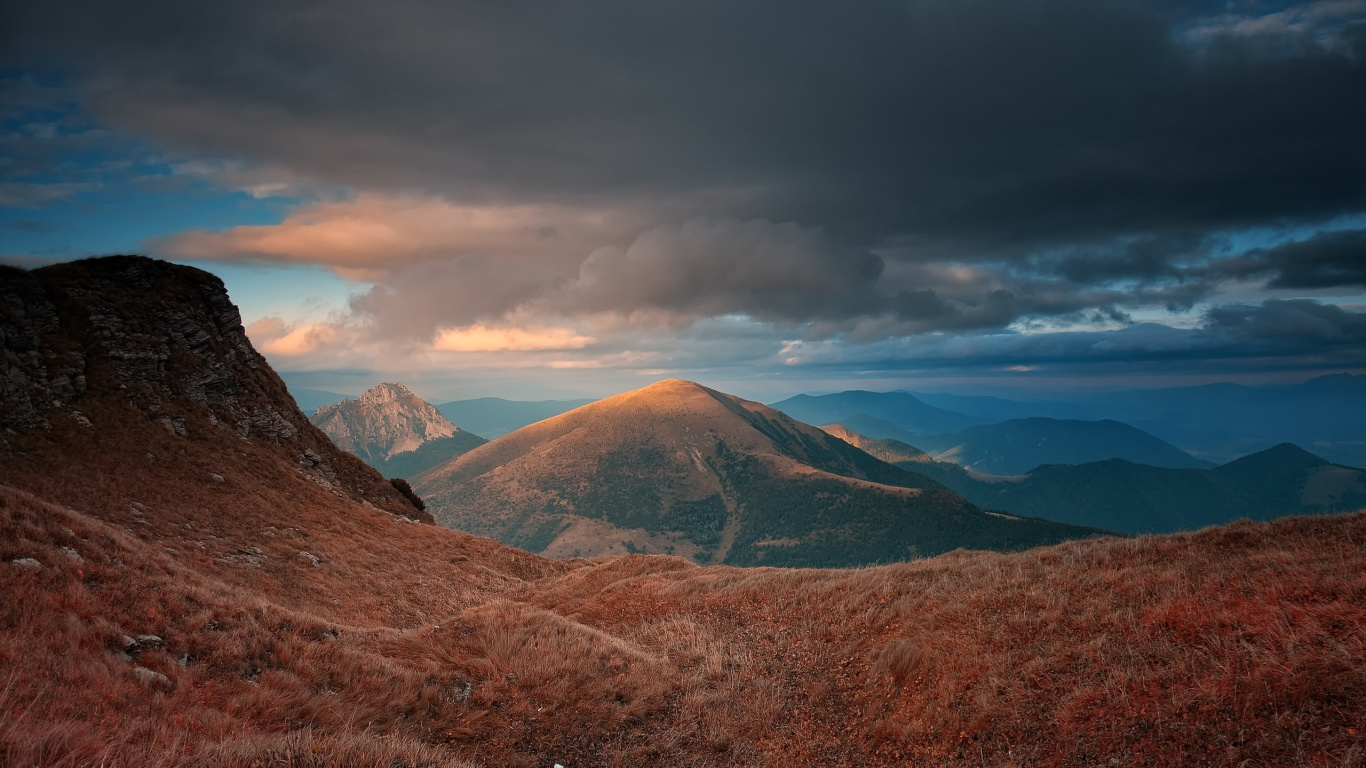 Braune Und Grüne Berge Unter Weißen Wolken Und Blauem Himmel Tagsüber. Wallpaper in 1366x768 Resolution