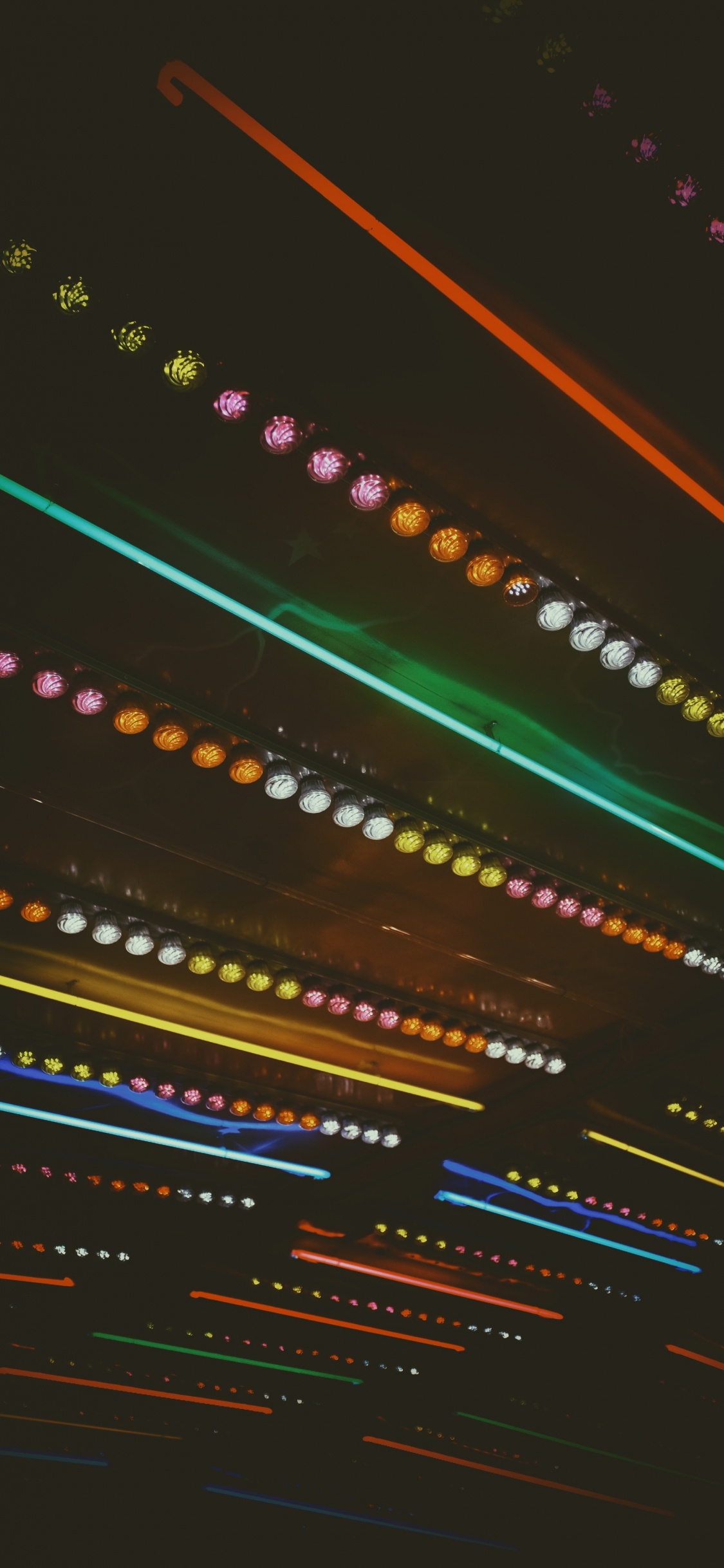 Luces Rojas Verdes y Azules. Wallpaper in 1125x2436 Resolution