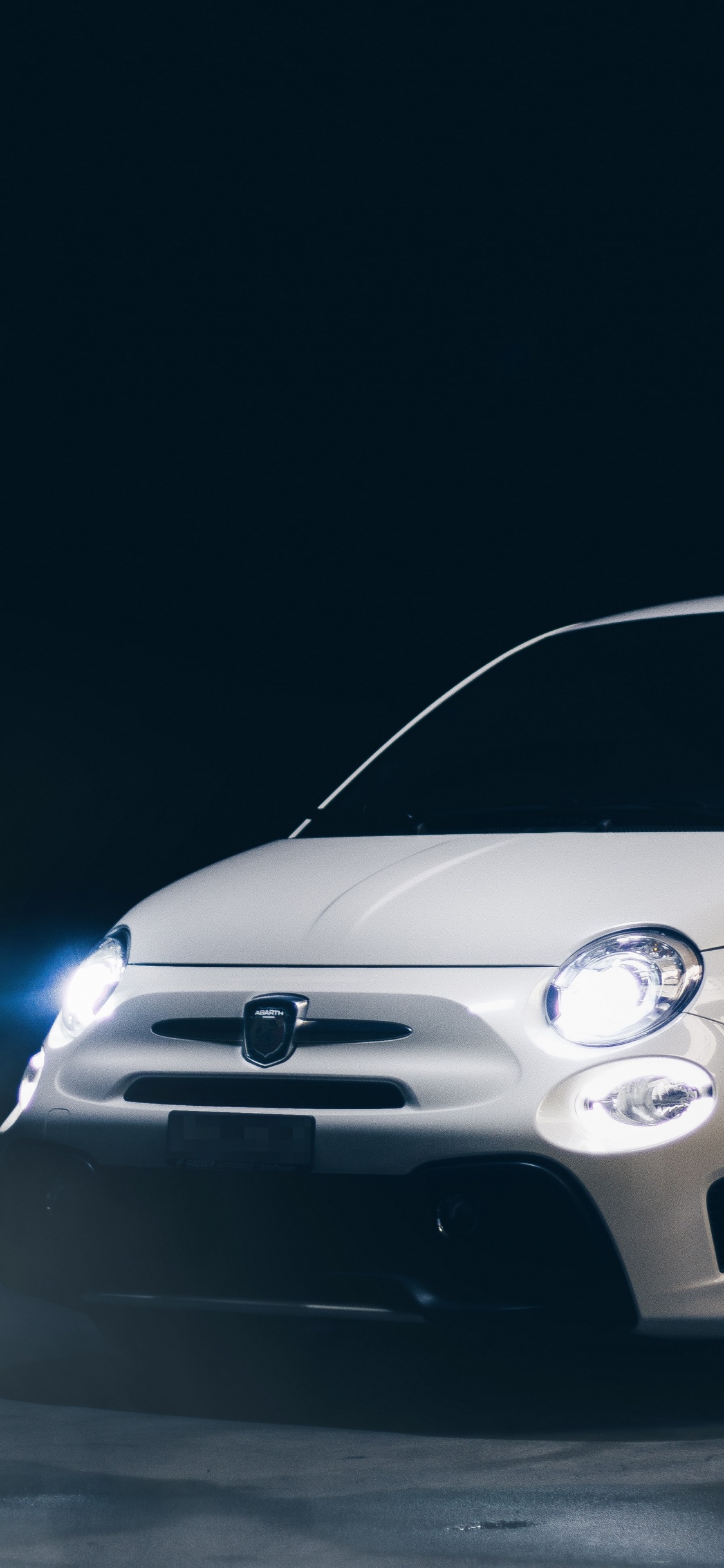 Mercedes Benz Clase c Blanco. Wallpaper in 1125x2436 Resolution