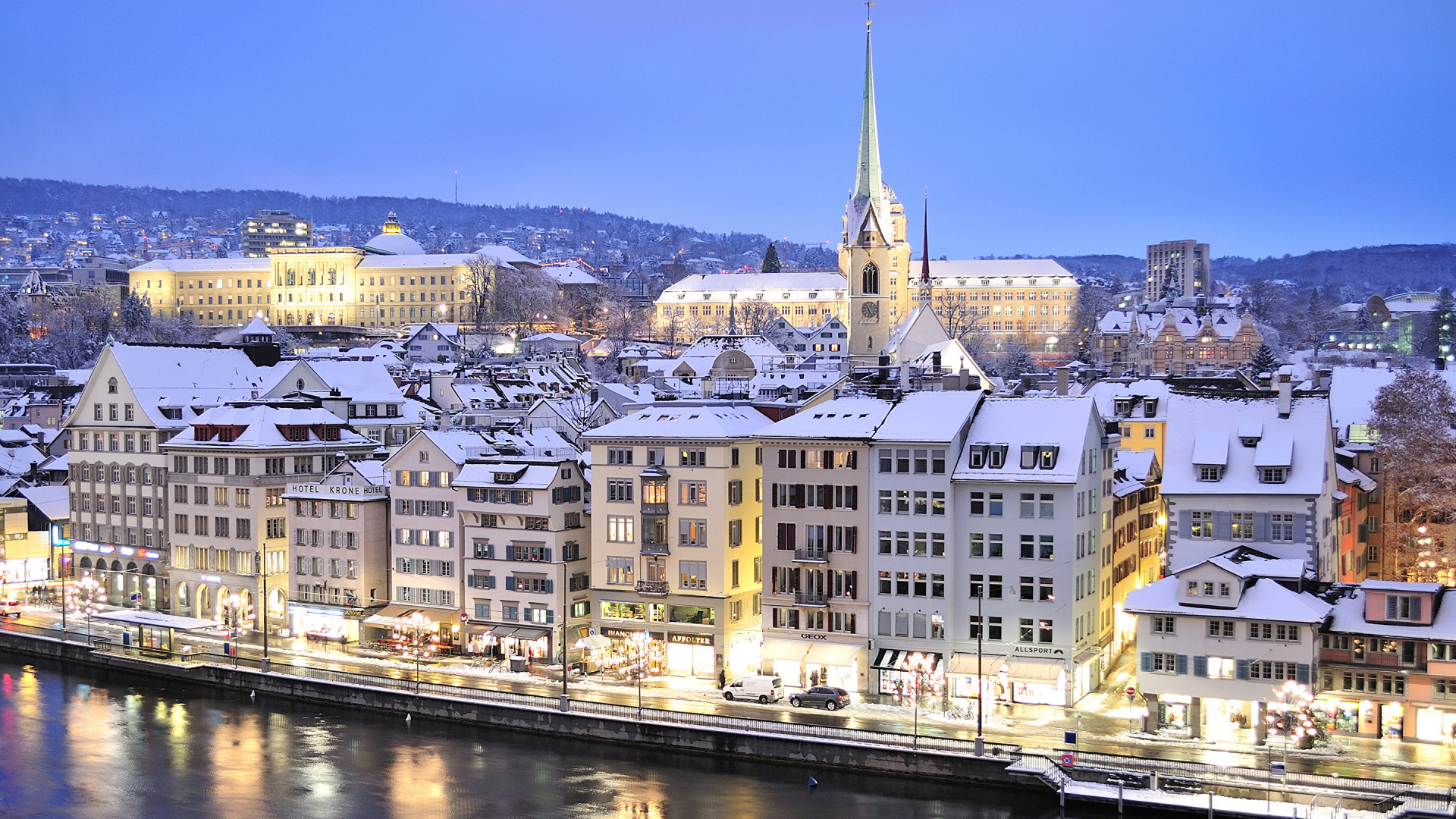 Weißes Und Braunes Betongebäude in Der Nähe Eines Gewässers Tagsüber. Wallpaper in 1920x1080 Resolution