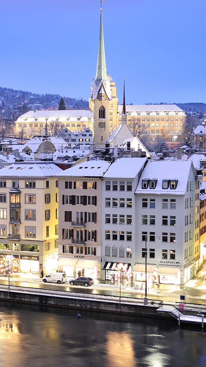 Weißes Und Braunes Betongebäude in Der Nähe Eines Gewässers Tagsüber. Wallpaper in 720x1280 Resolution