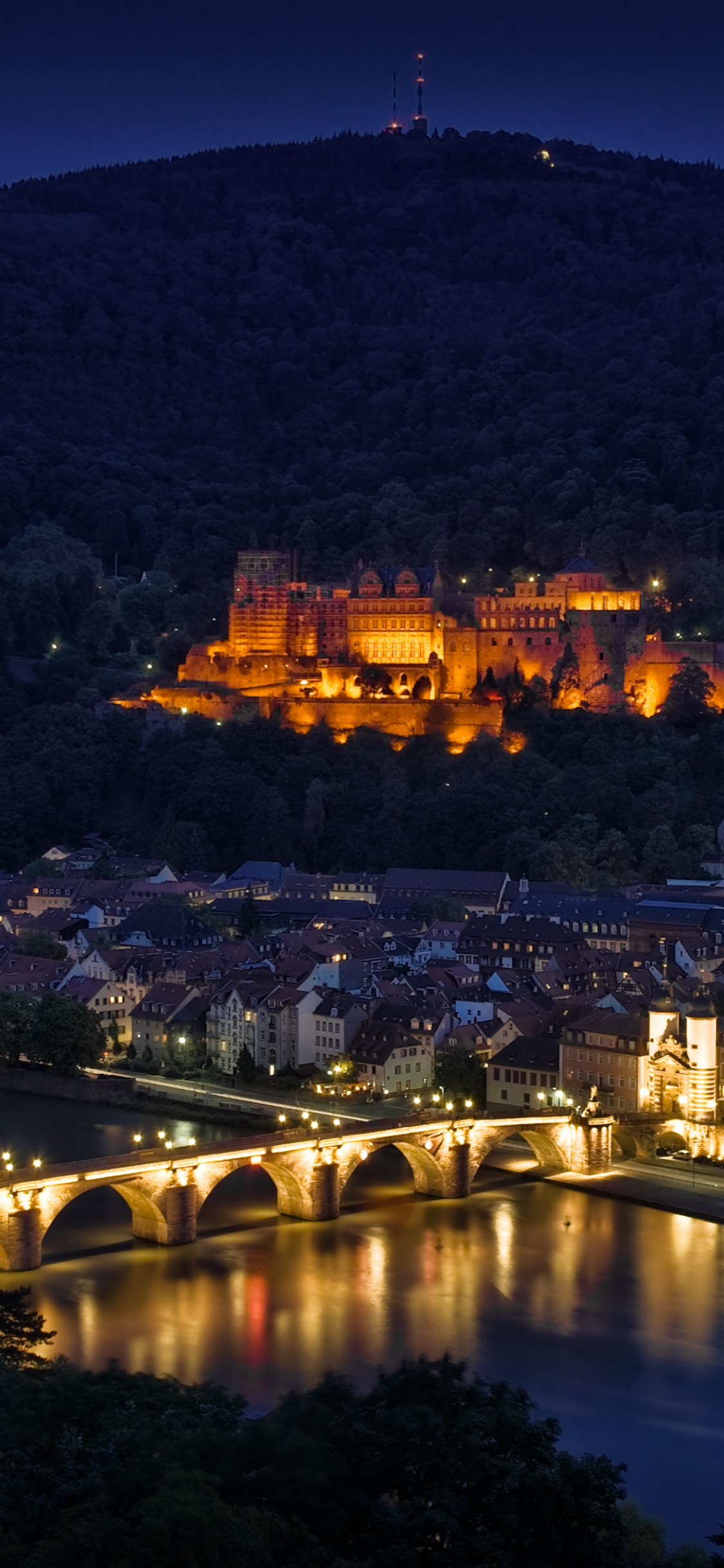 Vue Aérienne de la Ville Pendant la Nuit. Wallpaper in 1125x2436 Resolution