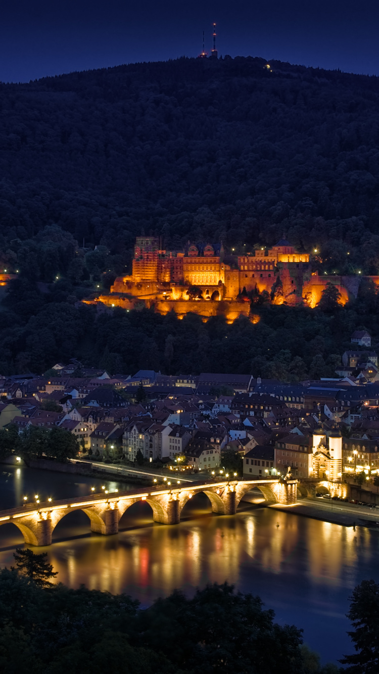 Vue Aérienne de la Ville Pendant la Nuit. Wallpaper in 750x1334 Resolution