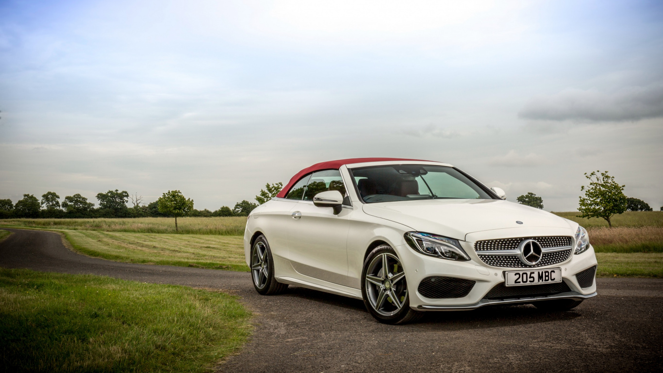 Mercedes Benz Coupé Blanc Sur Route Pendant la Journée. Wallpaper in 1366x768 Resolution