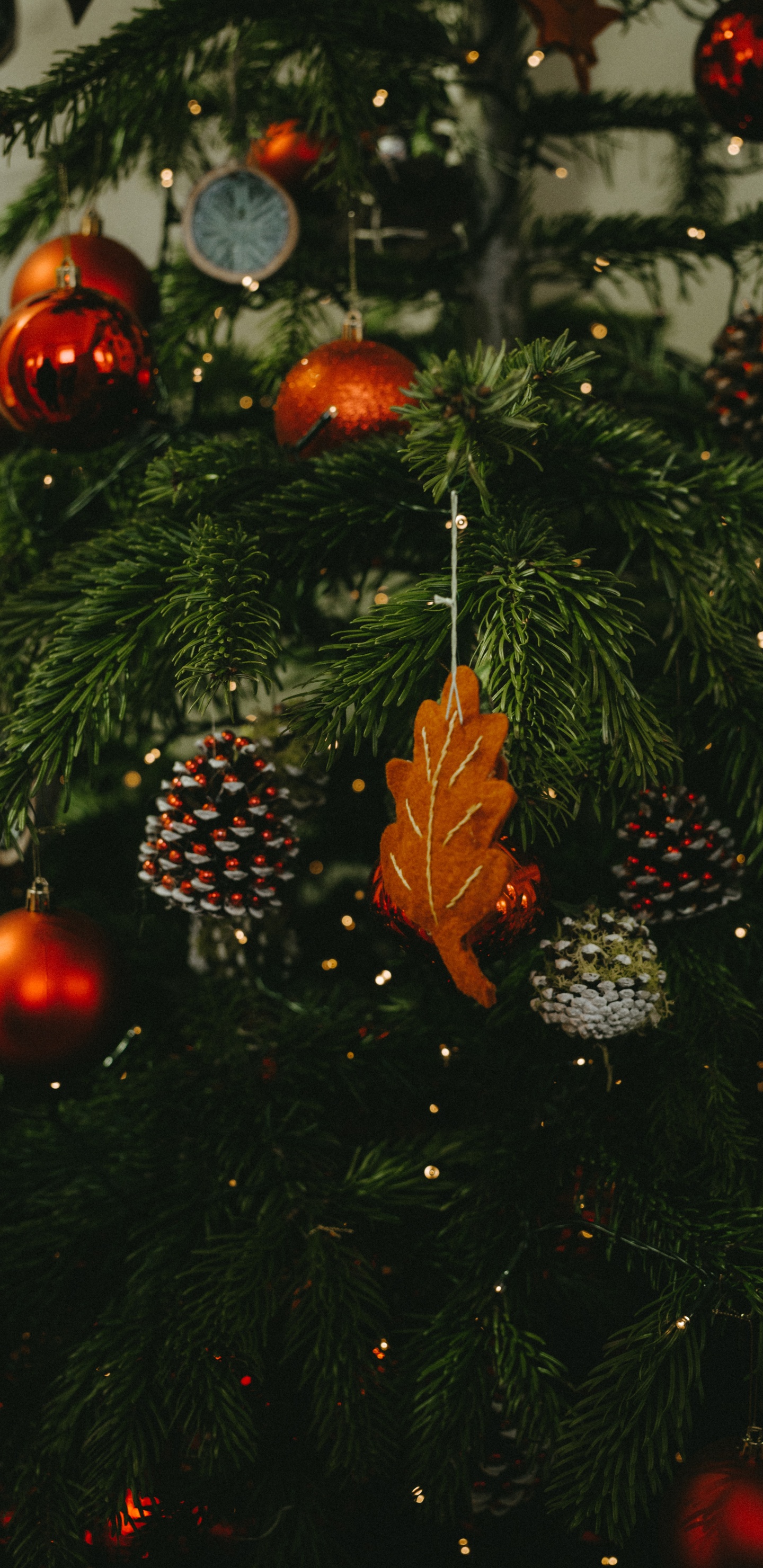 Grüner Weihnachtsbaum Mit Roten Kugeln. Wallpaper in 1440x2960 Resolution