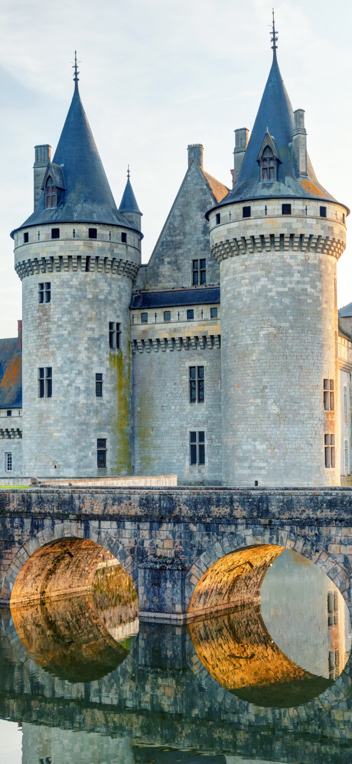 Château en Béton Gris Près D'un Plan D'eau Pendant la Journée. Wallpaper in 1125x2436 Resolution