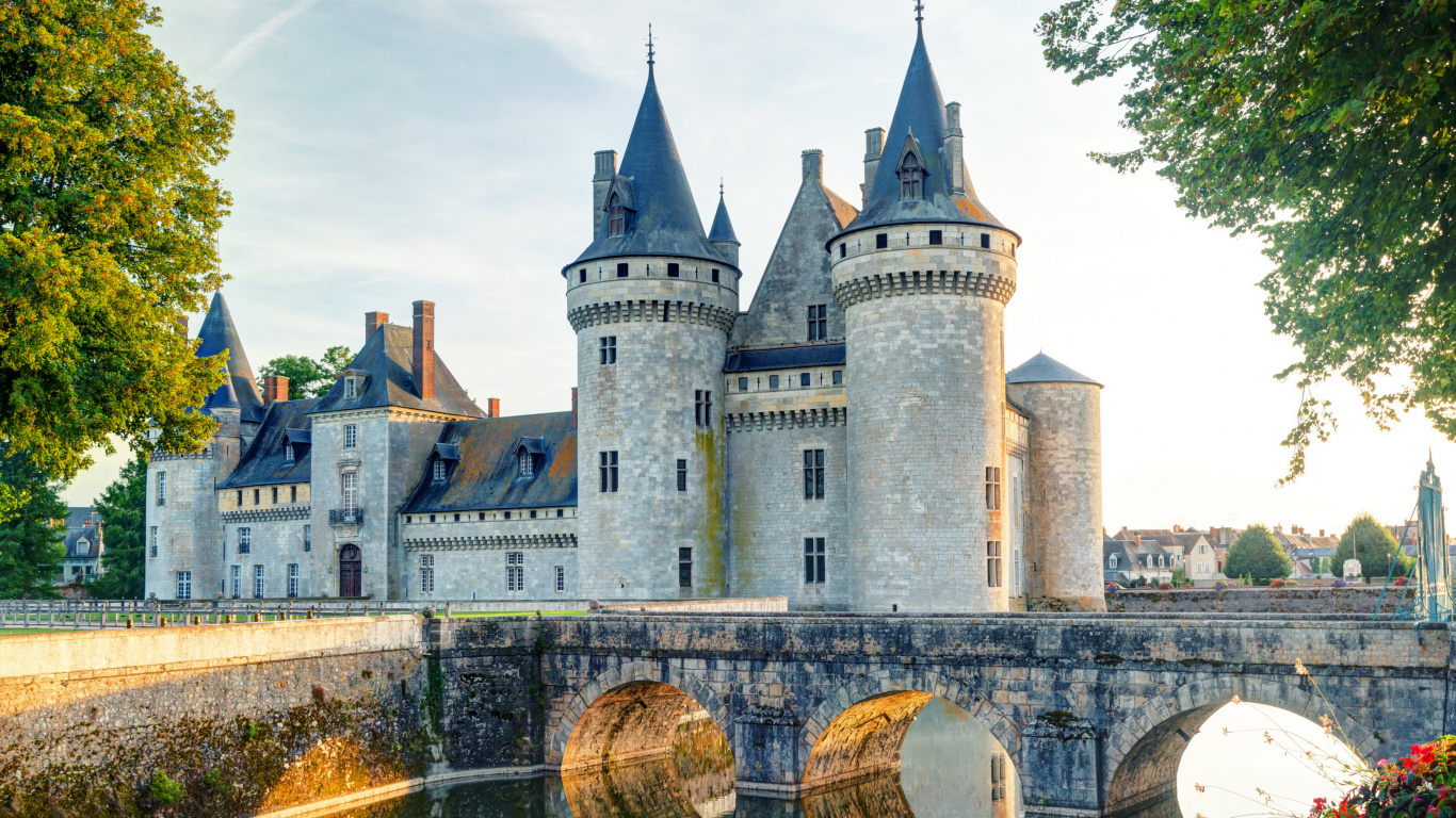 Grey Concrete Castle Near Body of Water During Daytime. Wallpaper in 1366x768 Resolution