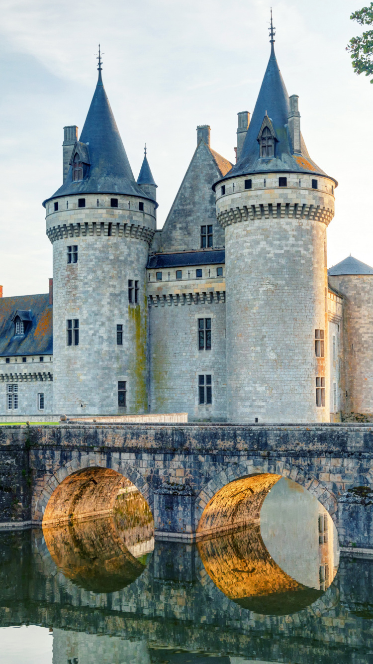 Grey Concrete Castle Near Body of Water During Daytime. Wallpaper in 750x1334 Resolution