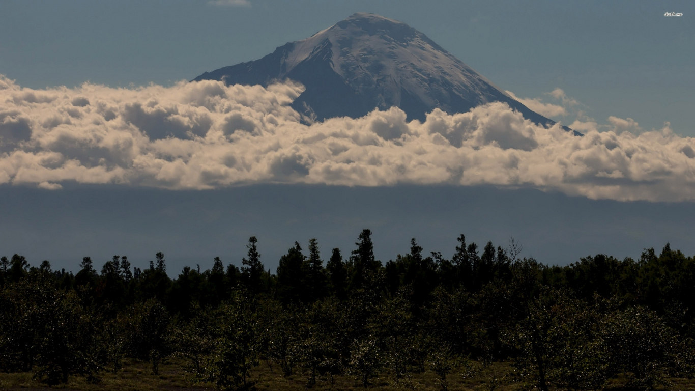 Green Trees Near Mountain Under White Clouds During Daytime. Wallpaper in 1366x768 Resolution