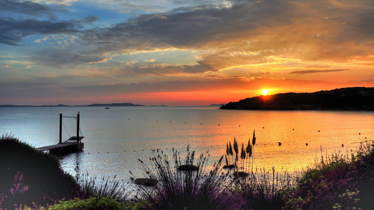 Silhouette Des Bootes Auf Dem Meer Bei Sonnenuntergang. Wallpaper in 1280x720 Resolution