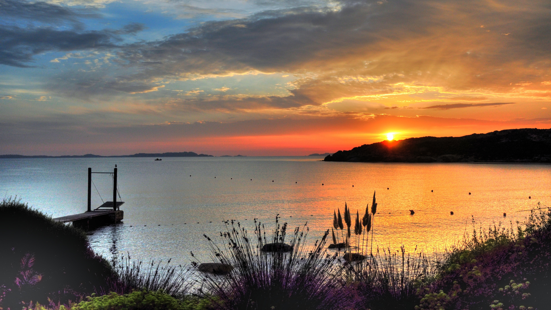 Silhouette Des Bootes Auf Dem Meer Bei Sonnenuntergang. Wallpaper in 1920x1080 Resolution