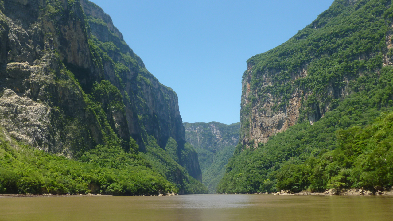 Montaña Verde Junto al Río Durante el Día. Wallpaper in 1280x720 Resolution