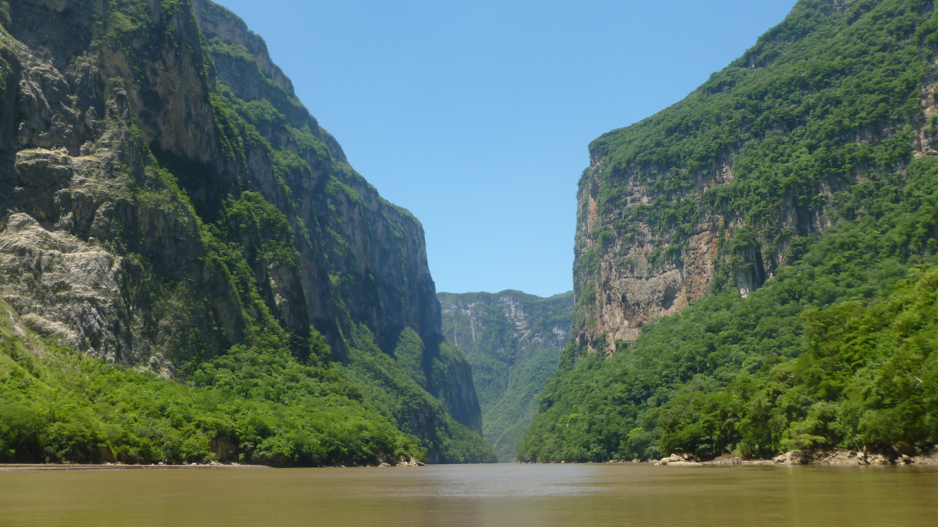 Montaña Verde Junto al Río Durante el Día. Wallpaper in 1366x768 Resolution