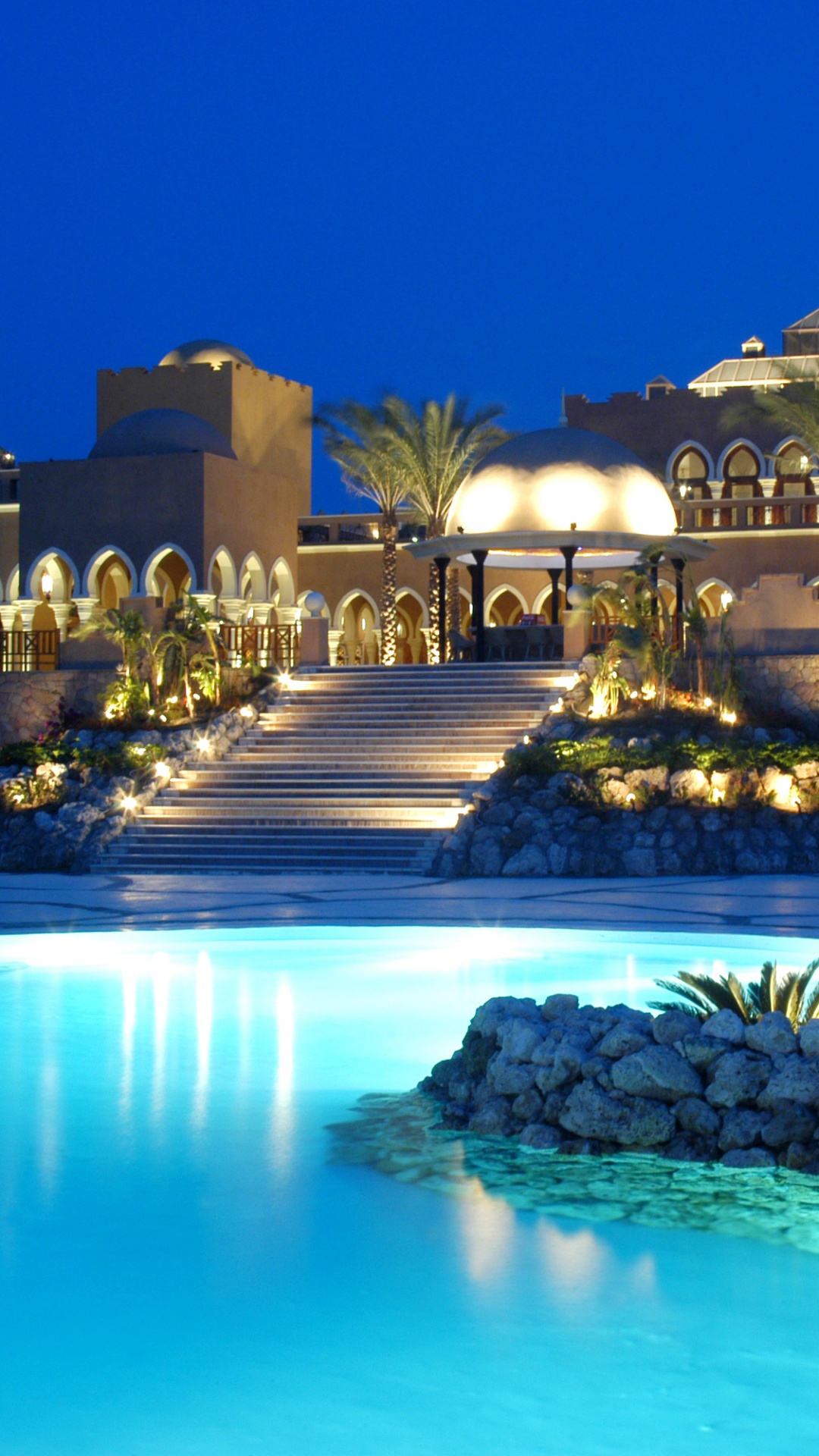 Bâtiment en Béton Blanc Près de la Piscine Pendant la Nuit. Wallpaper in 1080x1920 Resolution