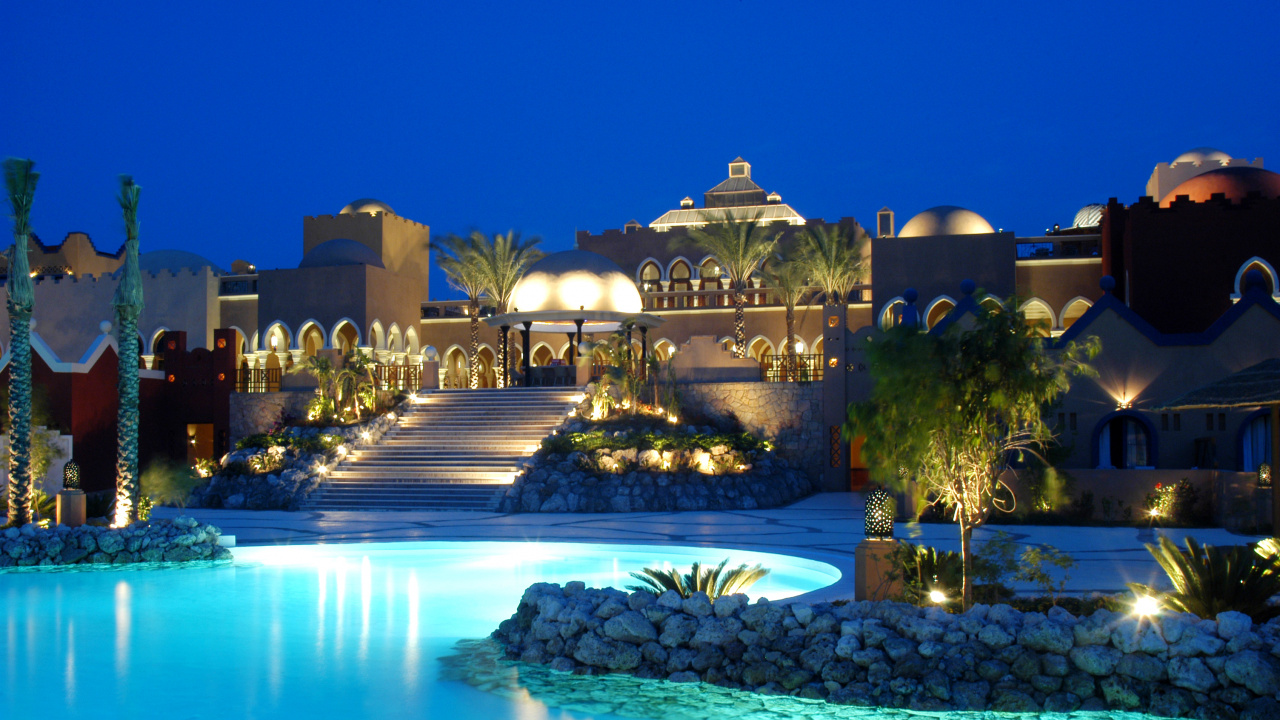 Bâtiment en Béton Blanc Près de la Piscine Pendant la Nuit. Wallpaper in 1280x720 Resolution