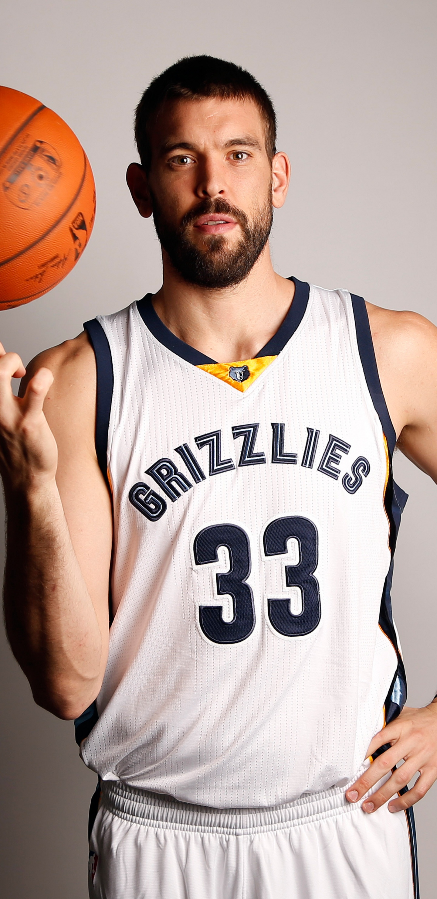 Mann im Weißen Und Schwarzen Tanktop Mit Basketball. Wallpaper in 1440x2960 Resolution