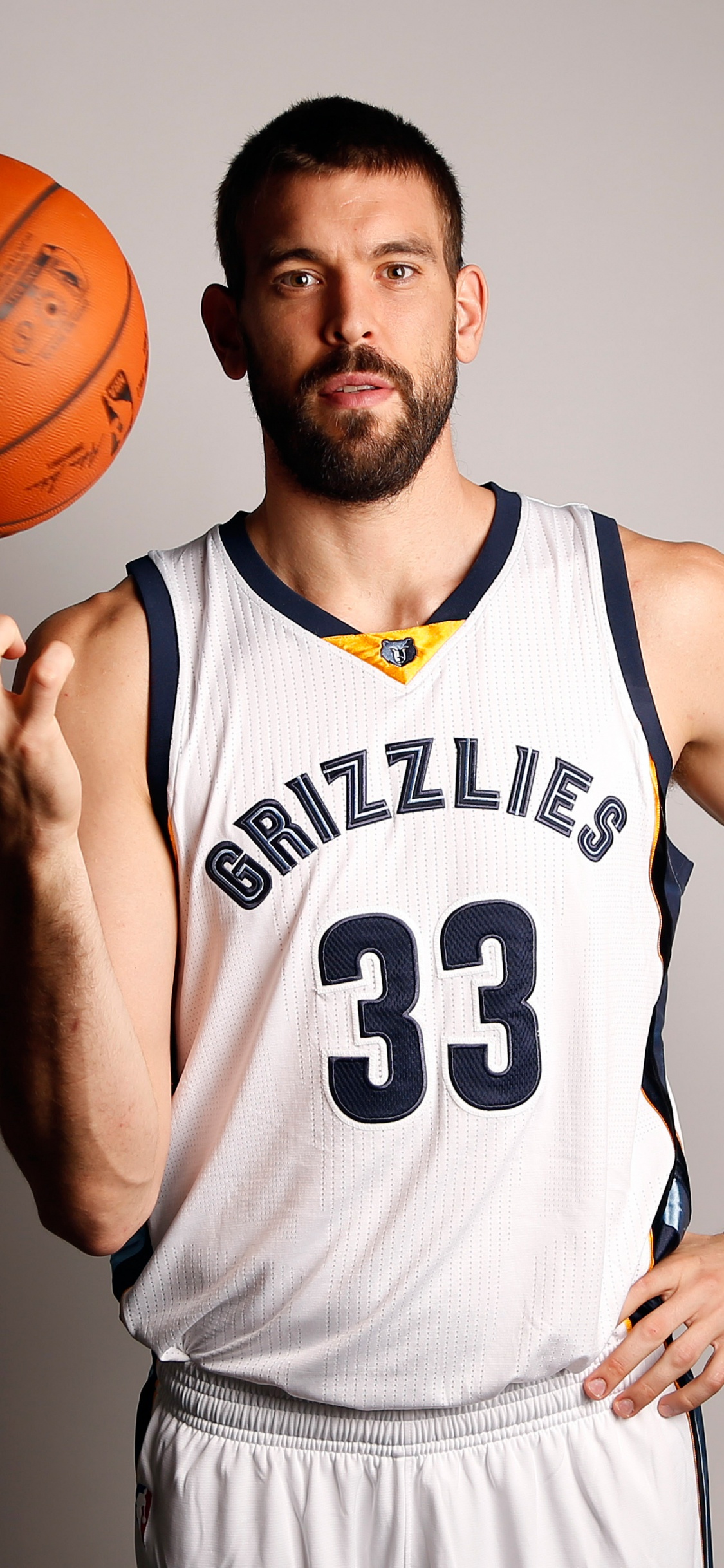 Hombre en Camiseta Blanca y Negra Sosteniendo Baloncesto. Wallpaper in 1125x2436 Resolution