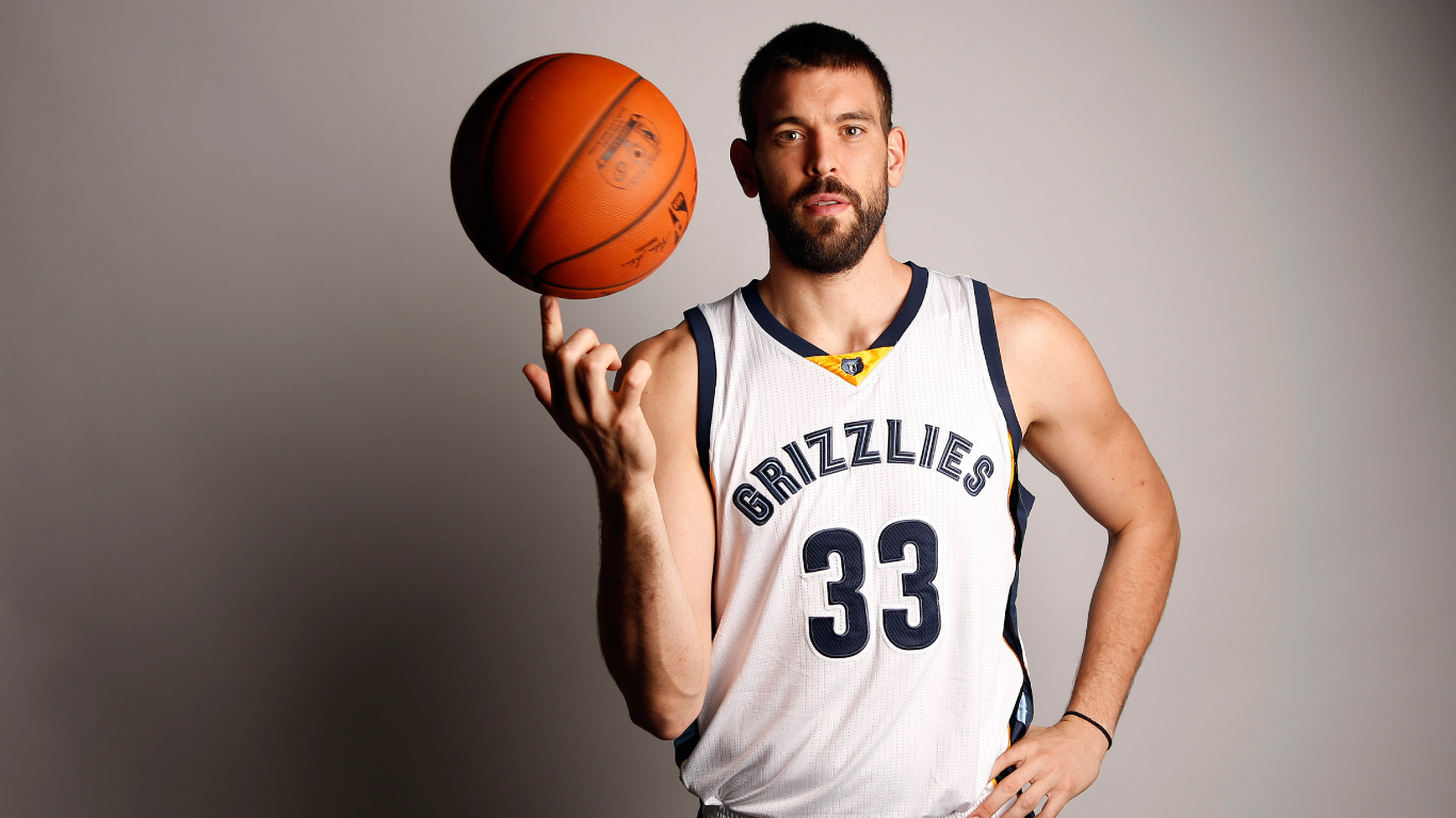 Hombre en Camiseta Blanca y Negra Sosteniendo Baloncesto. Wallpaper in 1366x768 Resolution