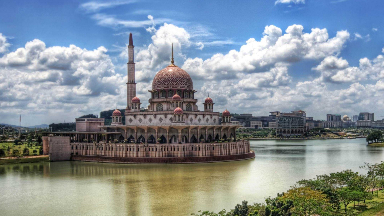 Brown and White Dome Building Near Body of Water Under Blue Sky During Daytime. Wallpaper in 1280x720 Resolution