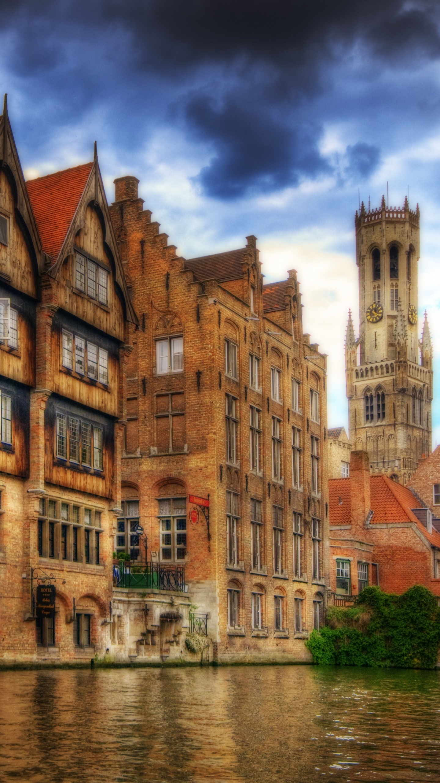 Edificio de Hormigón Marrón Junto al Río Durante el Día. Wallpaper in 1440x2560 Resolution