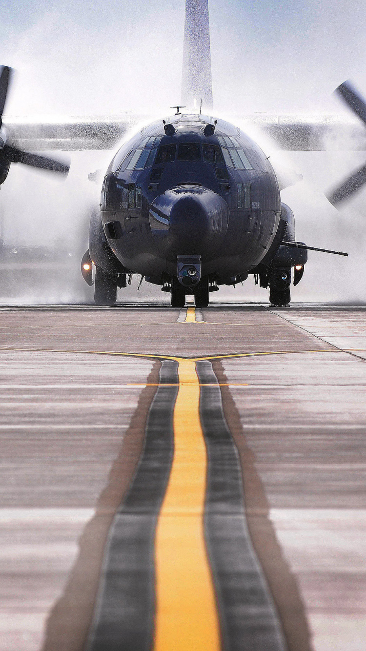 Schwarzes Düsenflugzeug Auf Grauem Betonboden Tagsüber. Wallpaper in 750x1334 Resolution