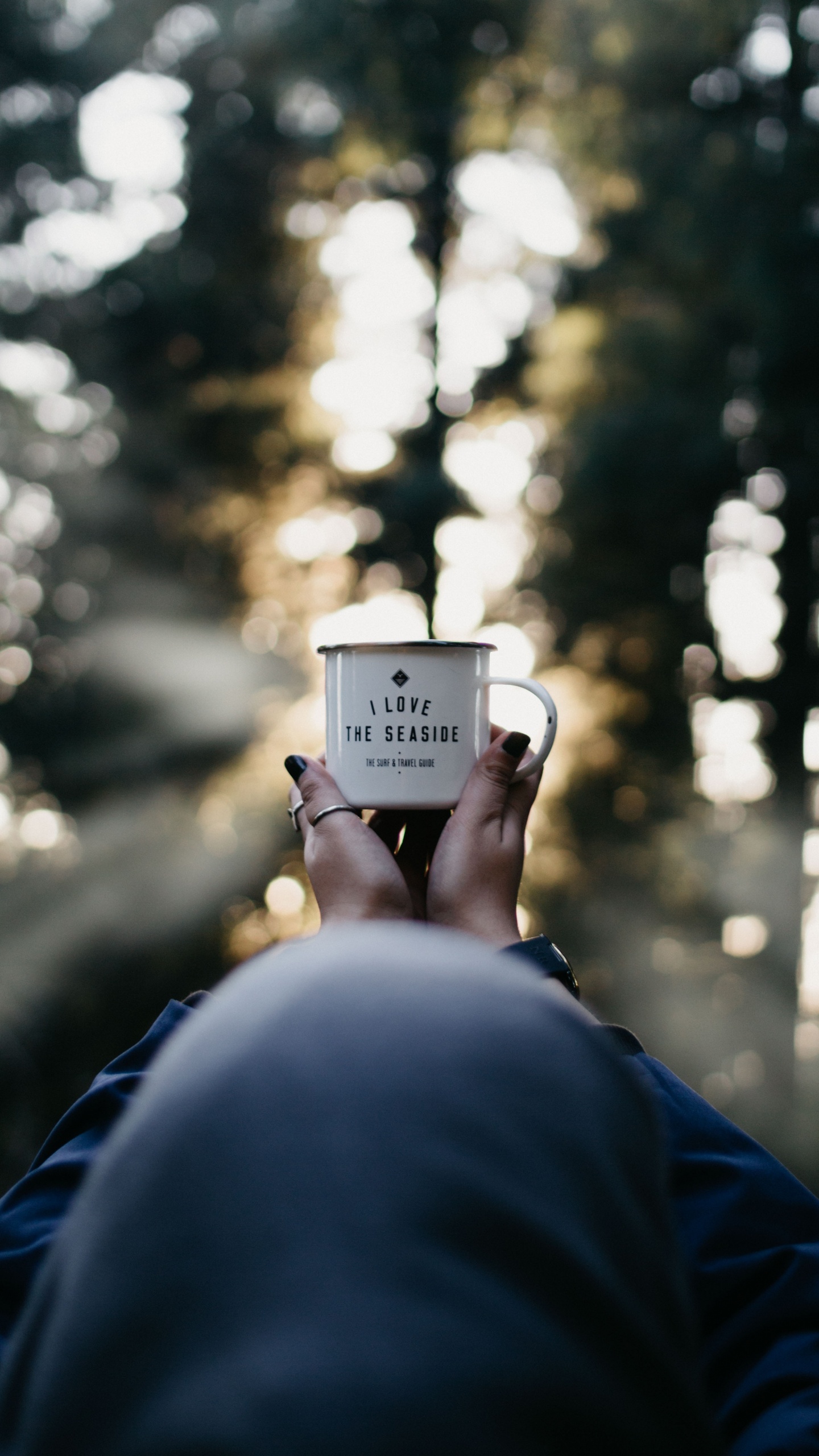 Personne Tenant Une Tasse en Céramique Blanche. Wallpaper in 1440x2560 Resolution