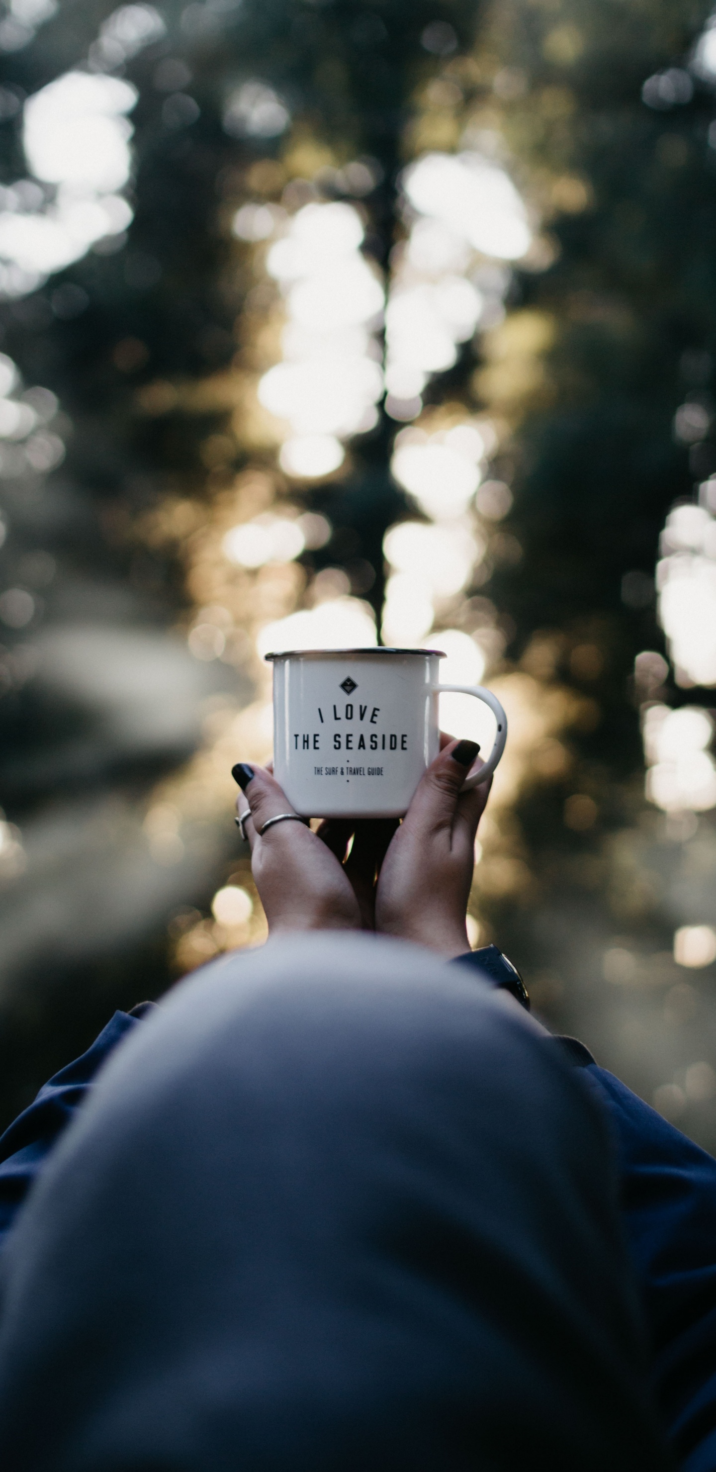 Personne Tenant Une Tasse en Céramique Blanche. Wallpaper in 1440x2960 Resolution