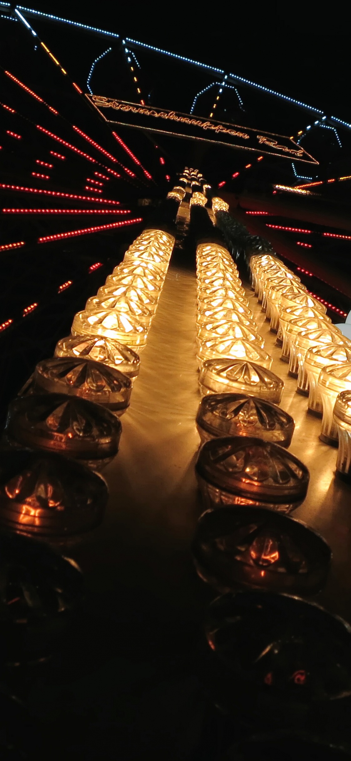 Linternas de Papel Blanco y Marrón. Wallpaper in 1125x2436 Resolution