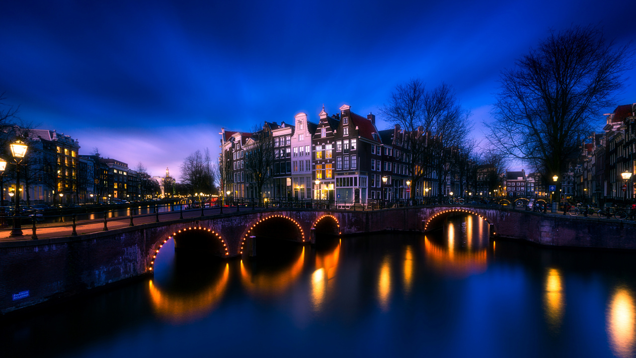 Brücke Über Den Fluss Während Der Nacht. Wallpaper in 1280x720 Resolution