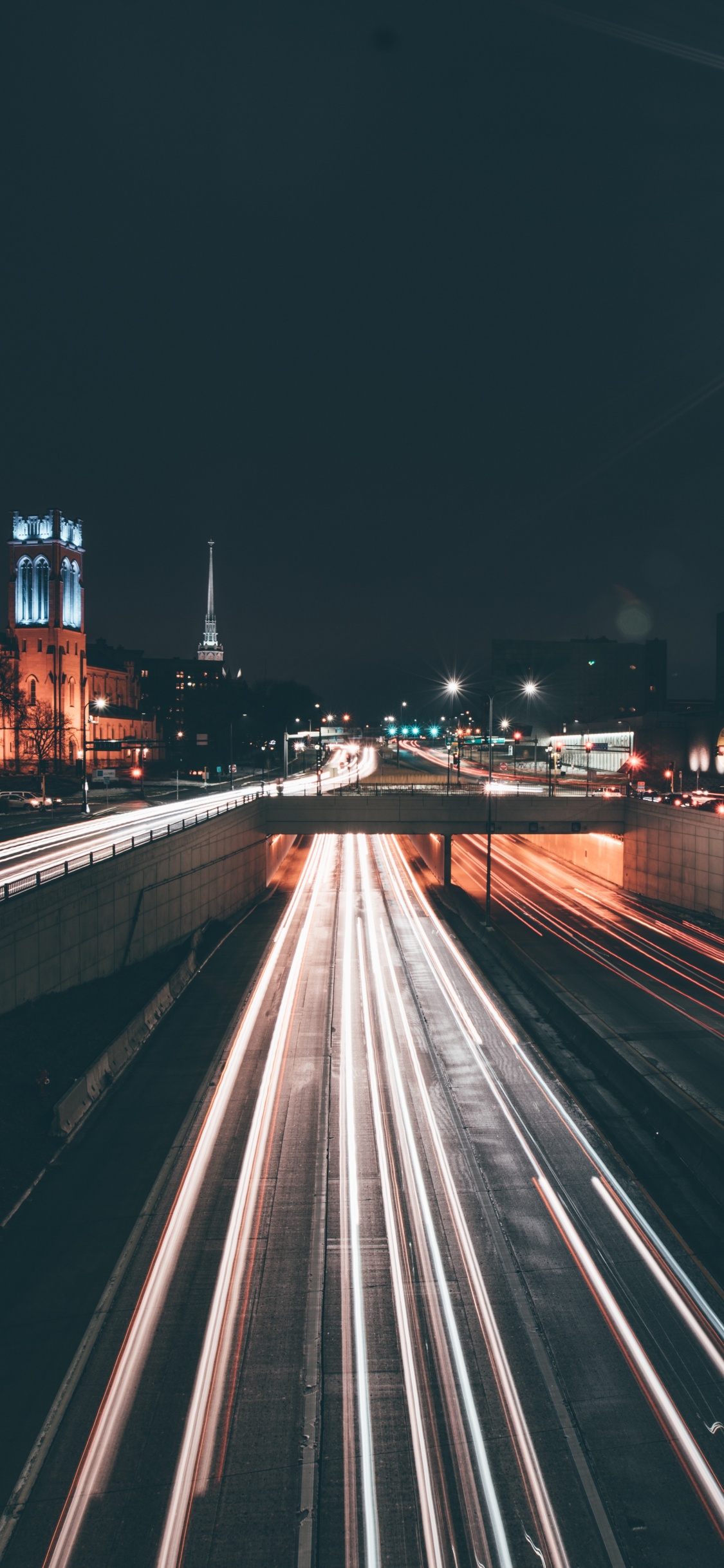 Fotografía de Lapso de Tiempo de Automóviles en la Carretera Durante la Noche. Wallpaper in 1125x2436 Resolution