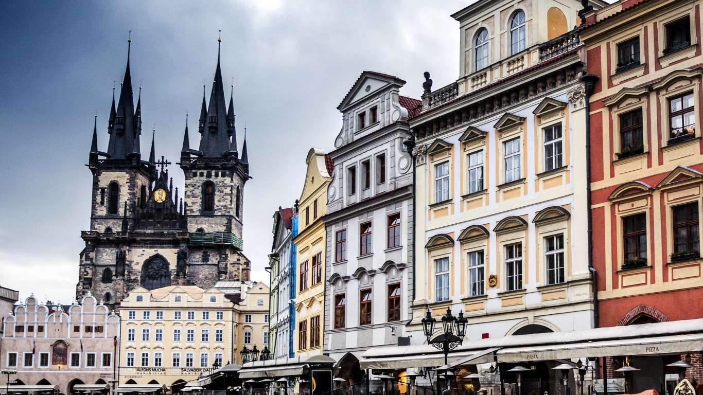 Personnes Marchant Dans la Rue Près D'un Bâtiment en Béton Marron et Blanc Pendant la Journée. Wallpaper in 1366x768 Resolution