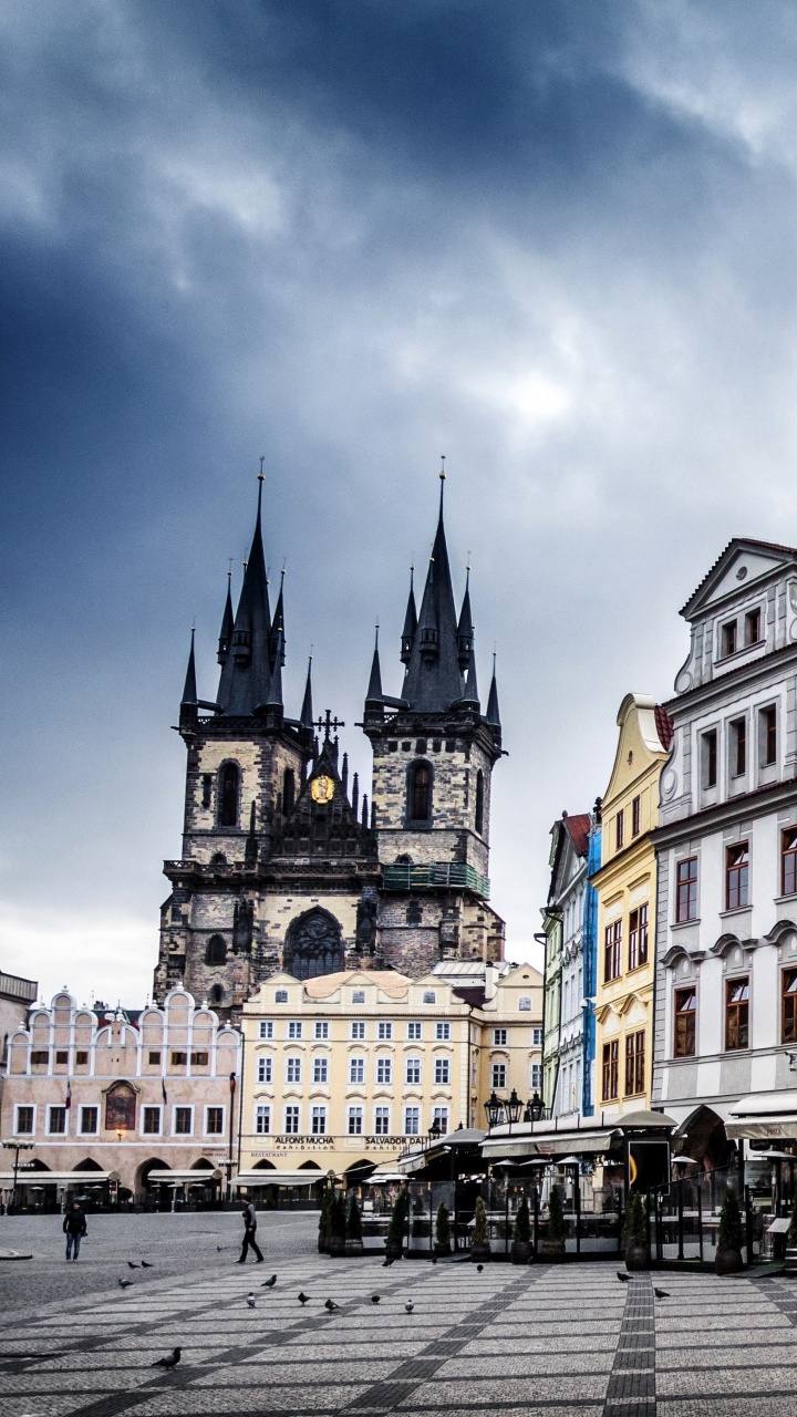 Menschen, Die Tagsüber Auf Der Straße in Der Nähe Des Braun-weißen Betongebäudes Spazieren Gehen. Wallpaper in 720x1280 Resolution