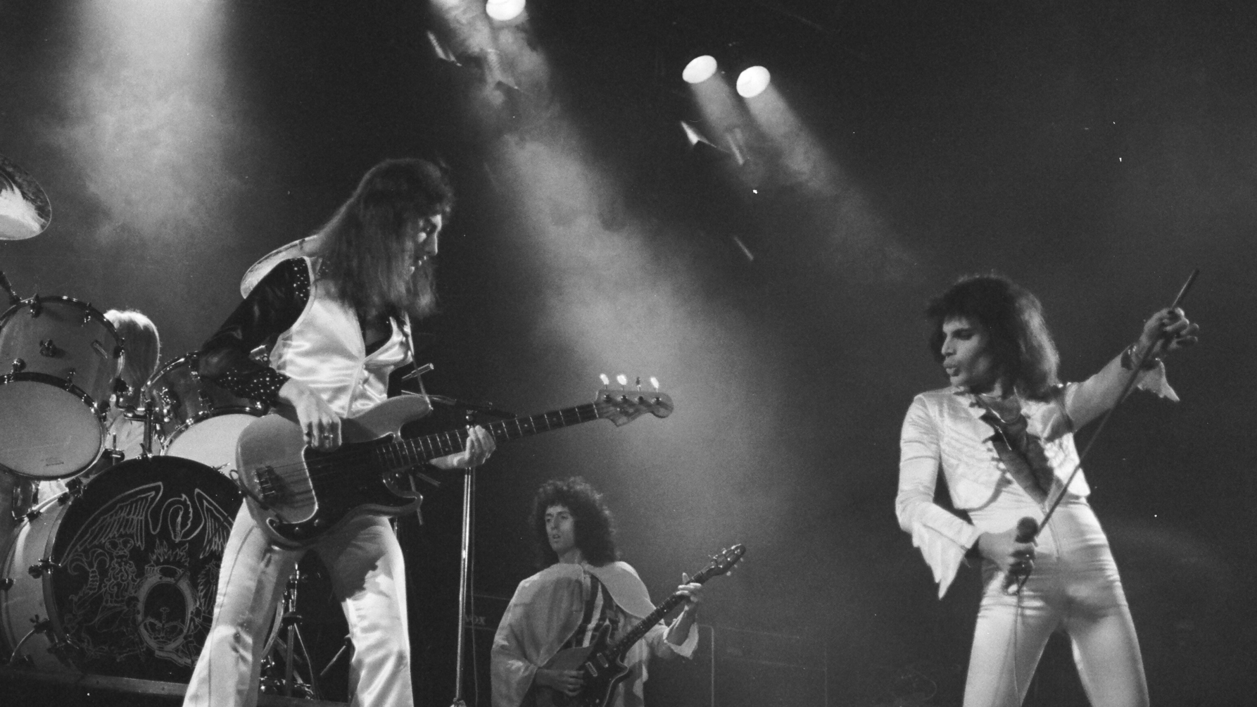 Queen, Concert, Performance, Divertissement, Guitariste. Wallpaper in 2560x1440 Resolution