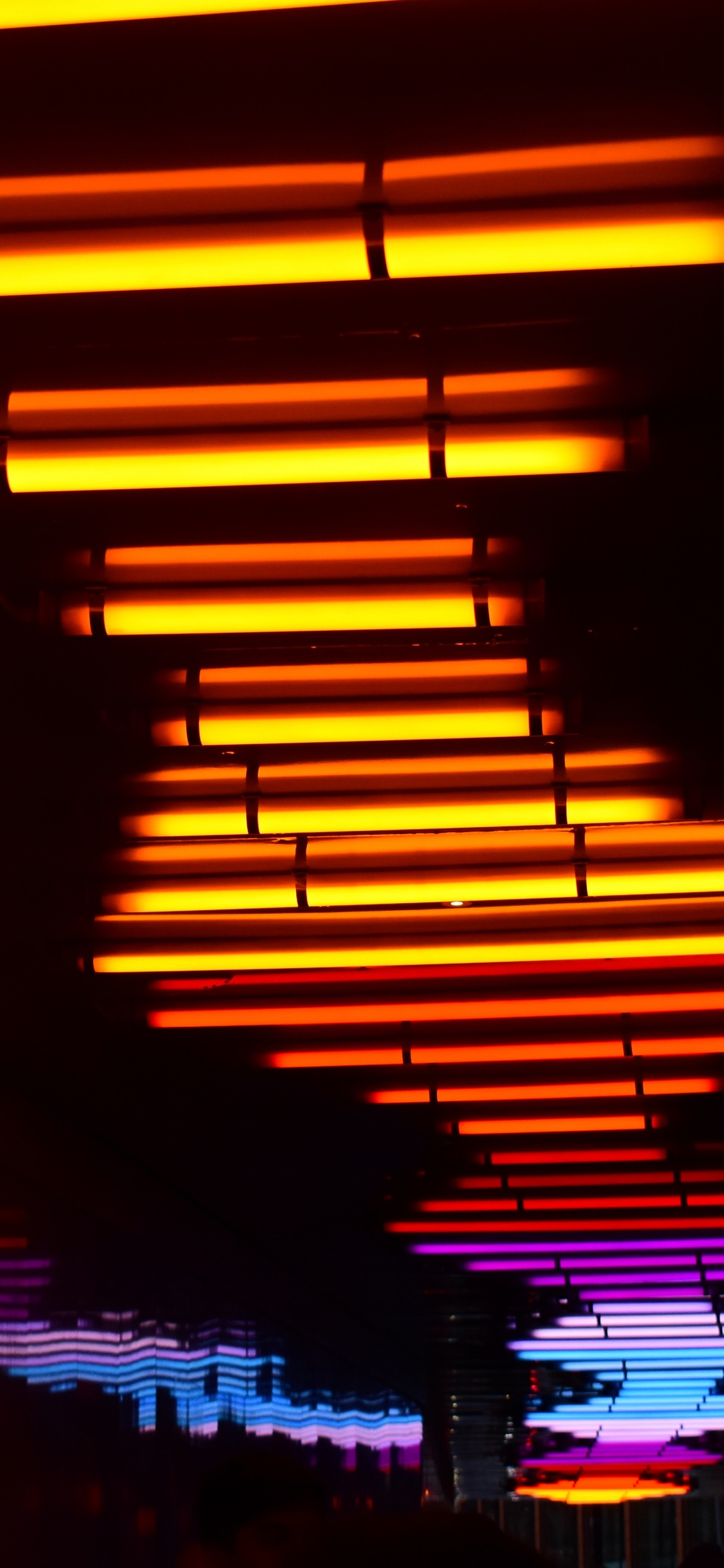 Stores Encadrés en Bois Marron. Wallpaper in 1125x2436 Resolution