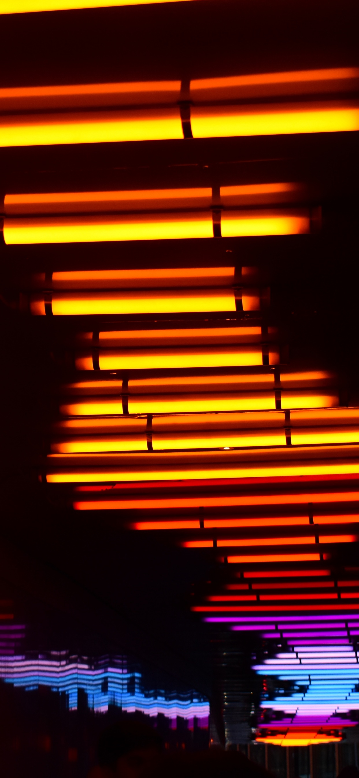 Stores Encadrés en Bois Marron. Wallpaper in 1242x2688 Resolution