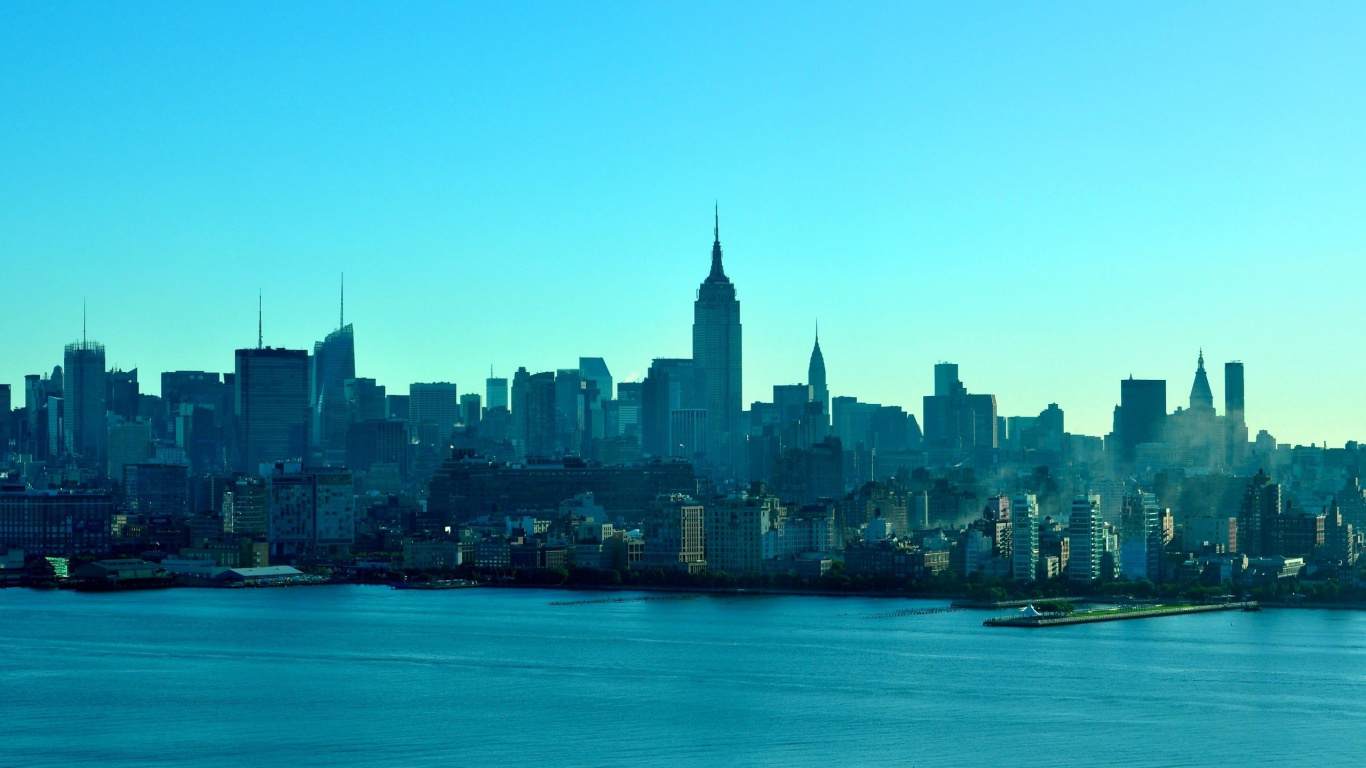 Skyline Der Stadt Über Gewässer Während Des Tages. Wallpaper in 1366x768 Resolution