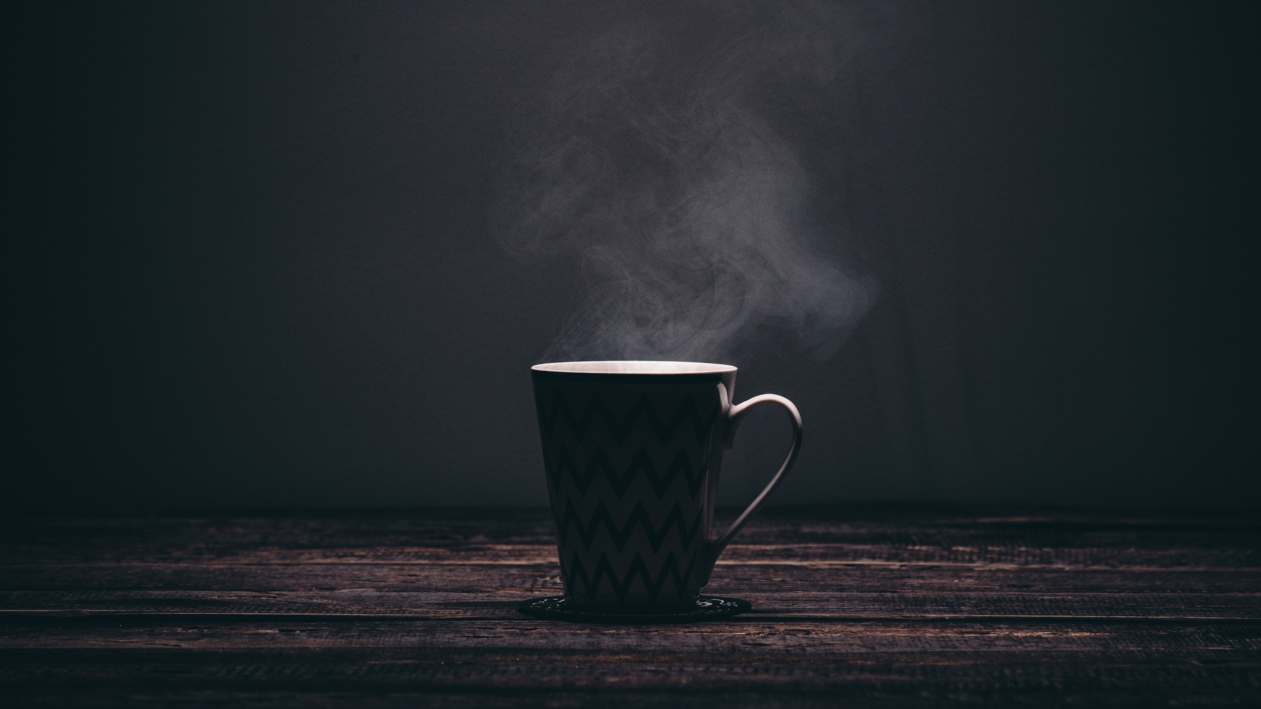 White and Black Ceramic Mug With Smoke. Wallpaper in 2560x1440 Resolution