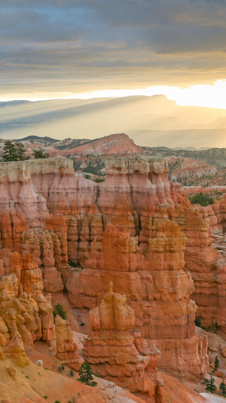 Formación Rocosa Marrón Bajo Nubes Blancas Durante el Día. Wallpaper in 750x1334 Resolution
