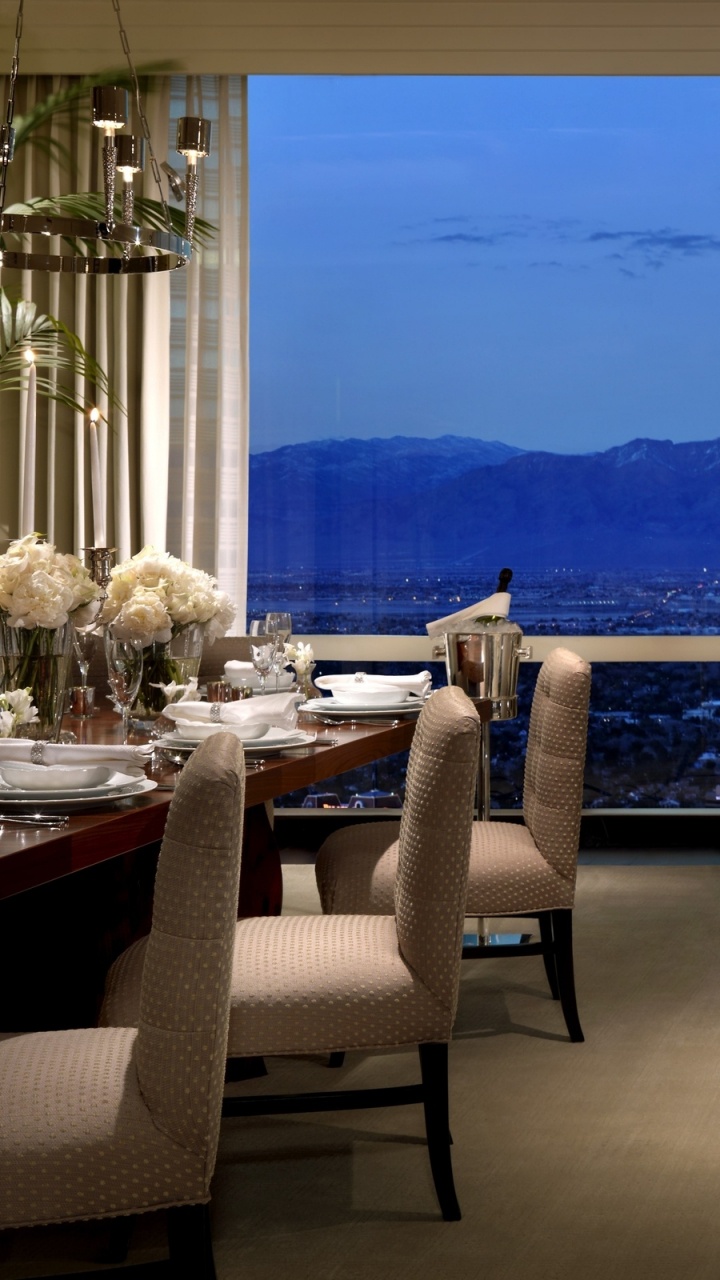 Fauteuil Rembourré Blanc Avec Cadre en Bois Marron. Wallpaper in 720x1280 Resolution