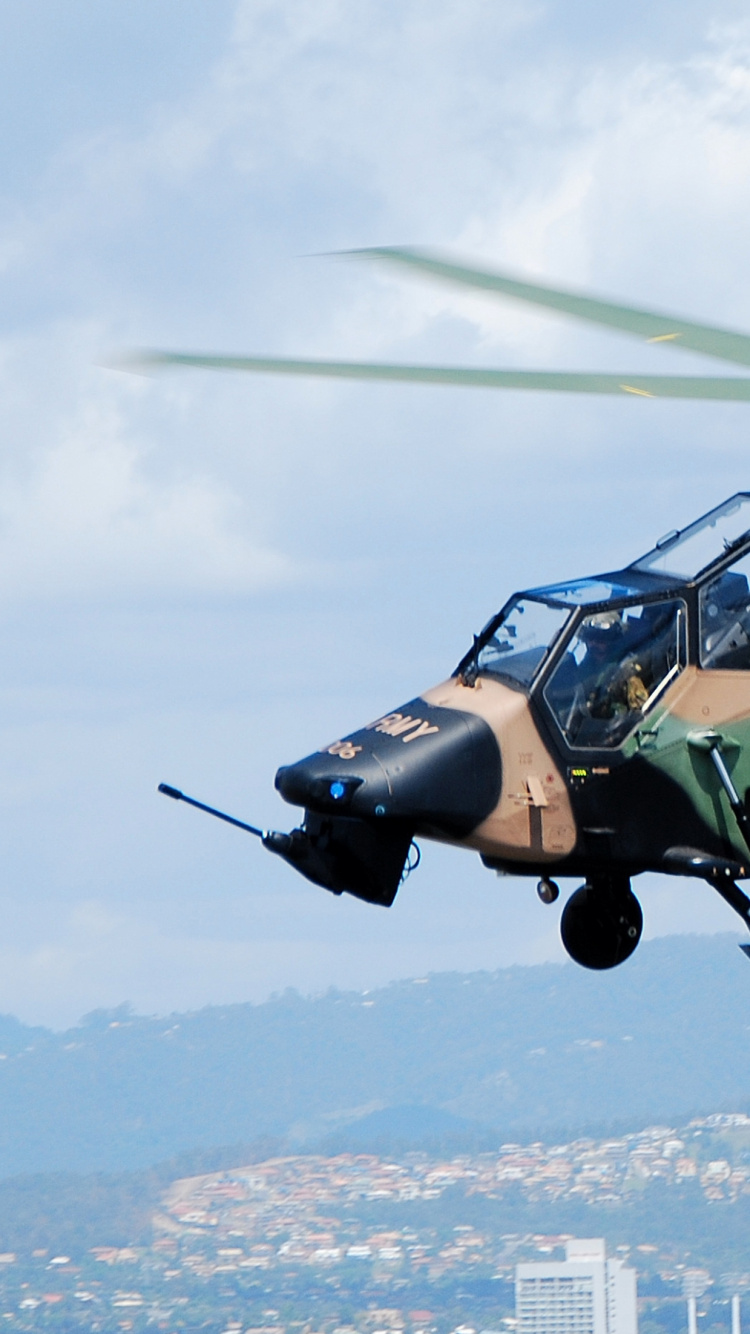 Helicóptero de Camuflaje Verde y Negro Volando Sobre Las Nubes Durante el Día. Wallpaper in 750x1334 Resolution