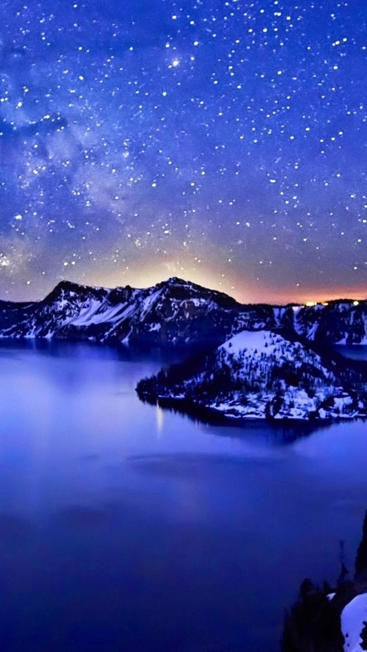 Gewässer in Der Nähe Von Schneebedeckten Bergen Während Der Nachtzeit. Wallpaper in 720x1280 Resolution